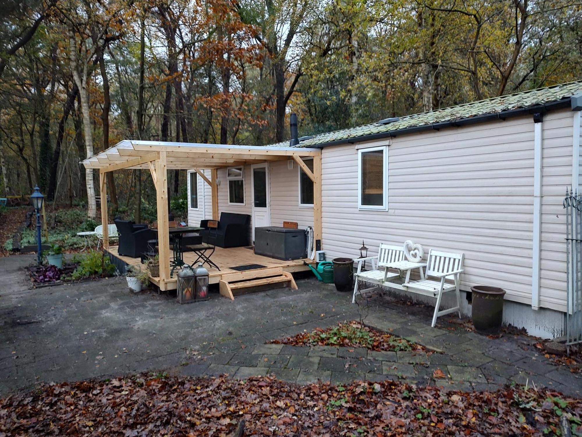 Chalet Met Veranda Aan Bosrand Vledder Exterior photo